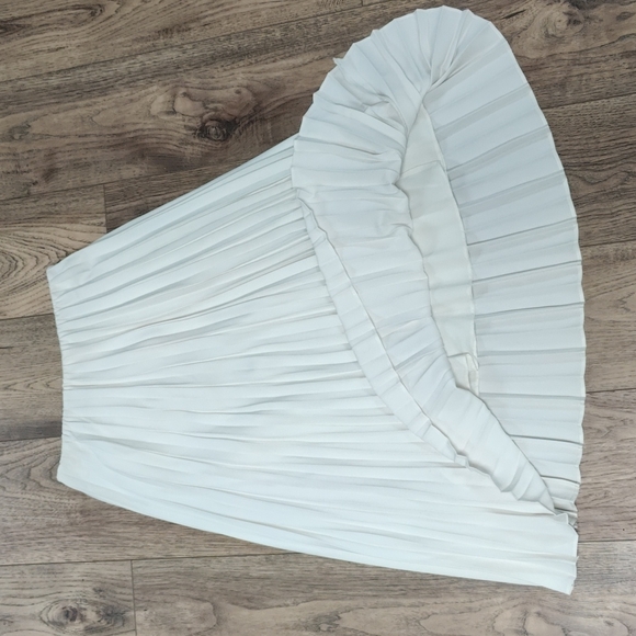 Uniqlo Midi Pleated Skirt - Picture 2 of 3